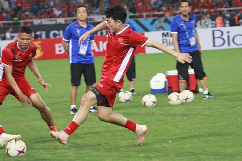 Các cầu thủ khởi động trên sân trước trận đấu Trực tiếp Việt Nam vs Philippines, Việt Nam vs Philippines, link xem Việt Nam vs Philippines, ĐT Việt Nam, ĐT Philippines, AFF Cup